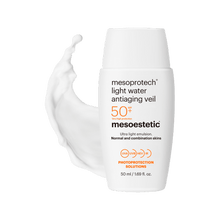 קרם הגנה Light Water Antiaging Veil SPF 50+ של mesoestetic לצד מרקם הקרם