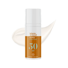מקדם הגנה פרימיום Sunfilm Face Fluid SPF 50 של Juliette Armand לצד מריחת הפלואיד