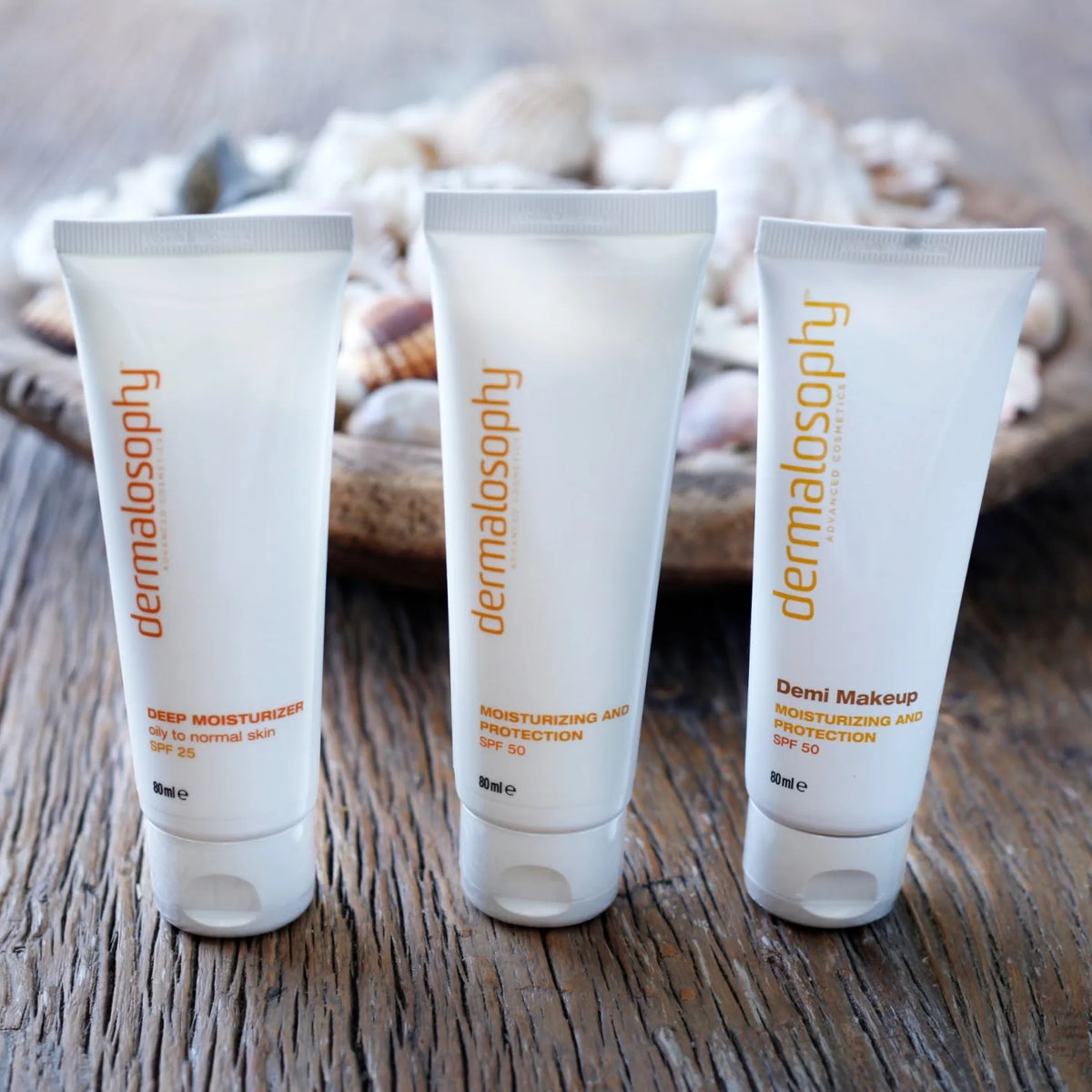 קרם לחות דמי מייקאפ SPF 50 של Dermalosophy לצד לחות והגנה SPF 25 וקרם לחות והגנה SPF 50