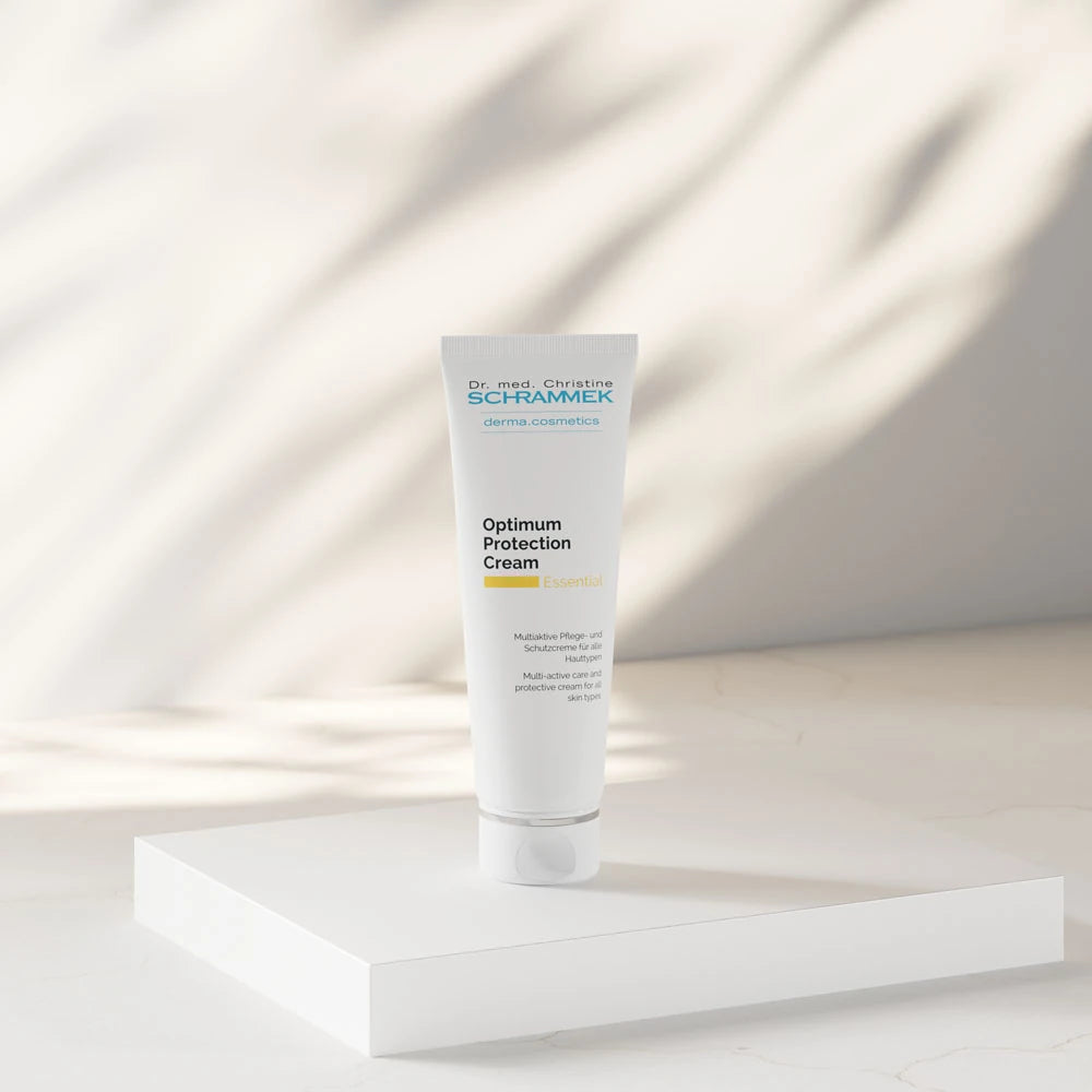 קרם הגנה SPF30 של Dr Schrammek, השפופרת על במה לבנה באור שמש