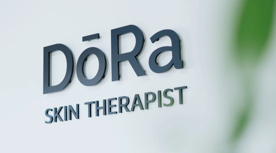 השלט DōRa Skin Therapist על קיר לבן