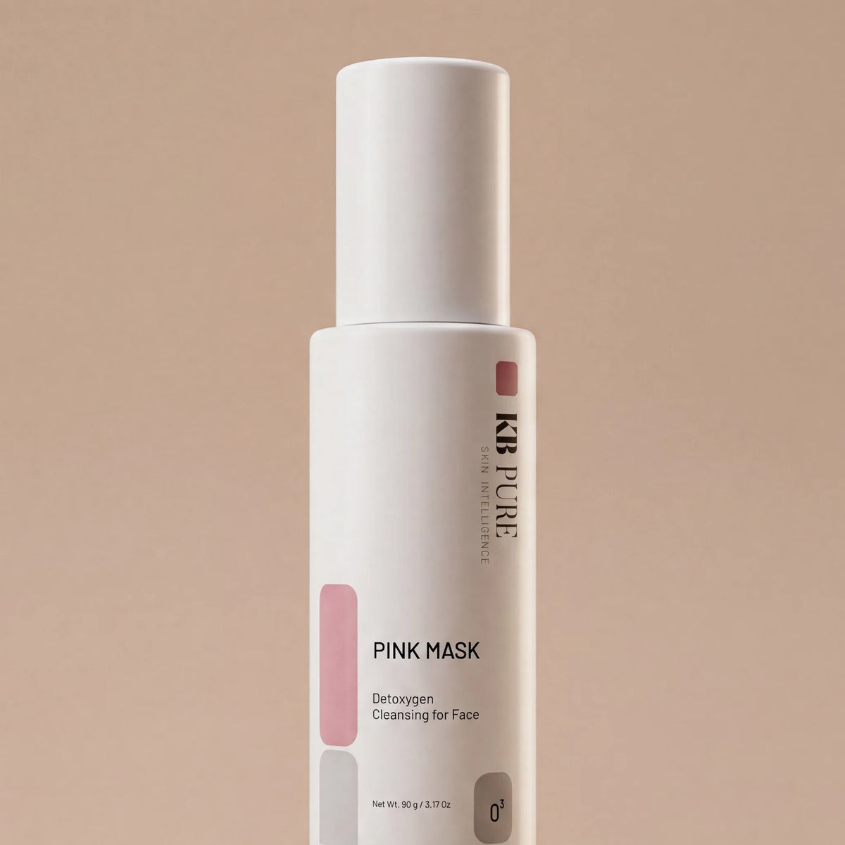 בקבוק דארק מאסק גרסה ורודה (Pink Mask) של KB Pure על במה בגוון בז׳